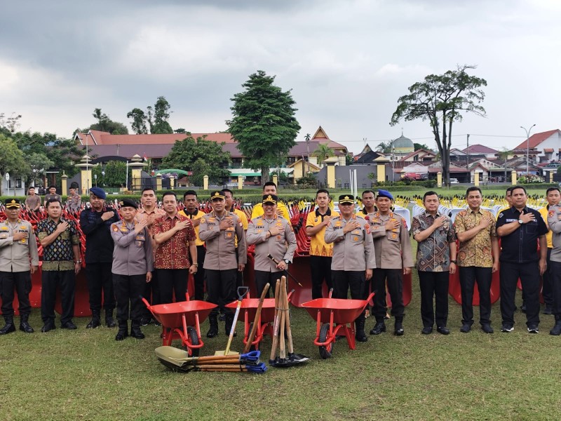 Polda Riau Kirim 3.459 Peralatan Manual untuk Percepatan Penanganan Bencana di Aceh dan Sumbar