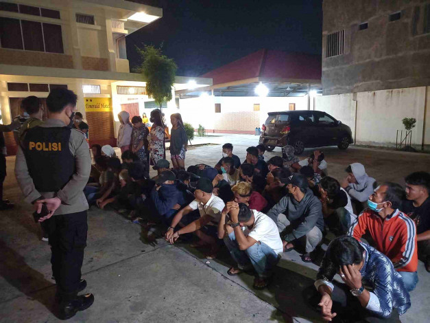Puluhan Muda-Mudi Lari Kocar Kacir, Polisi Gerebek Tempat Penginapan di Pekanbaru