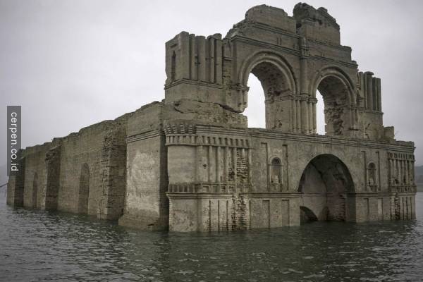 Gereja Kuno Muncul Dari Dalam Air di Mexico