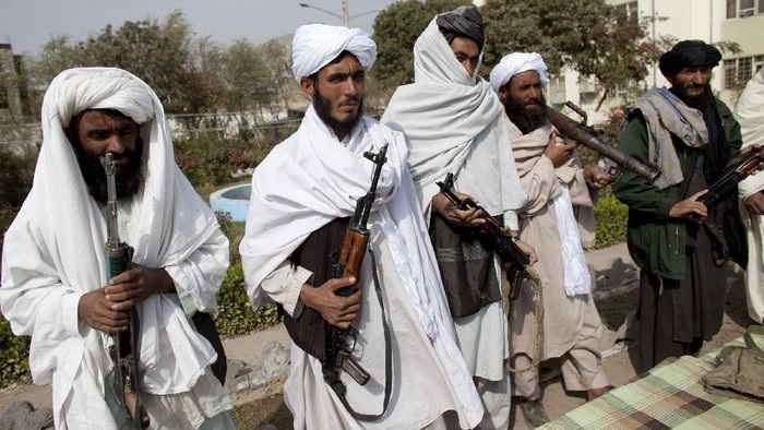 Taliban Rebut 2 Kota Lagi, Ribuan Warga Afghanistan Mengungsi