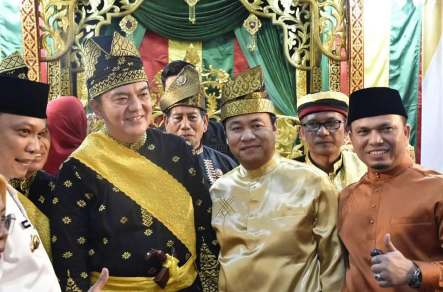 Pimpinan DPRD Hadiri Kapolda Riau Iqbal Terima Gelar Adat LAMR