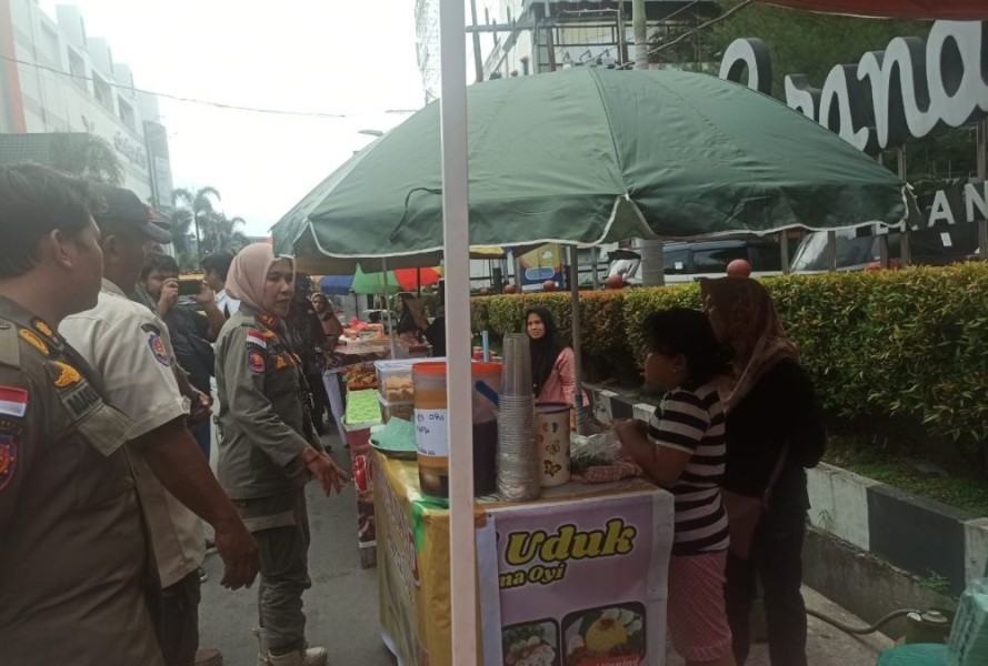 Satpol PP Kota Pekanbaru Ingatkan PKL Takjil Jangan Gunakan Badan Jalan di Tengku Umar