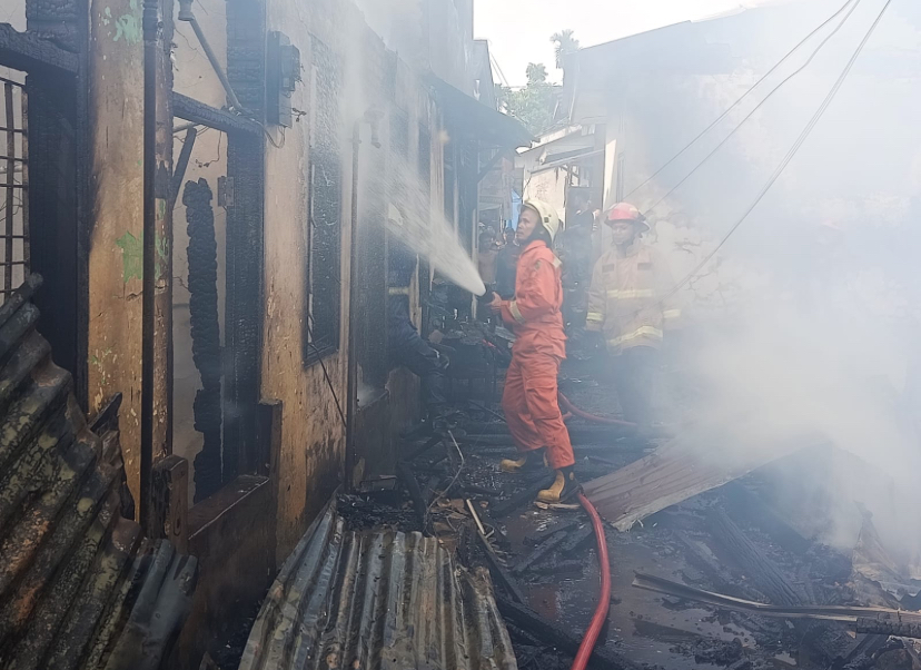 11 Rumah Kontrakan di Jalan Agus Salim Pekanbaru Ludes Terbakar