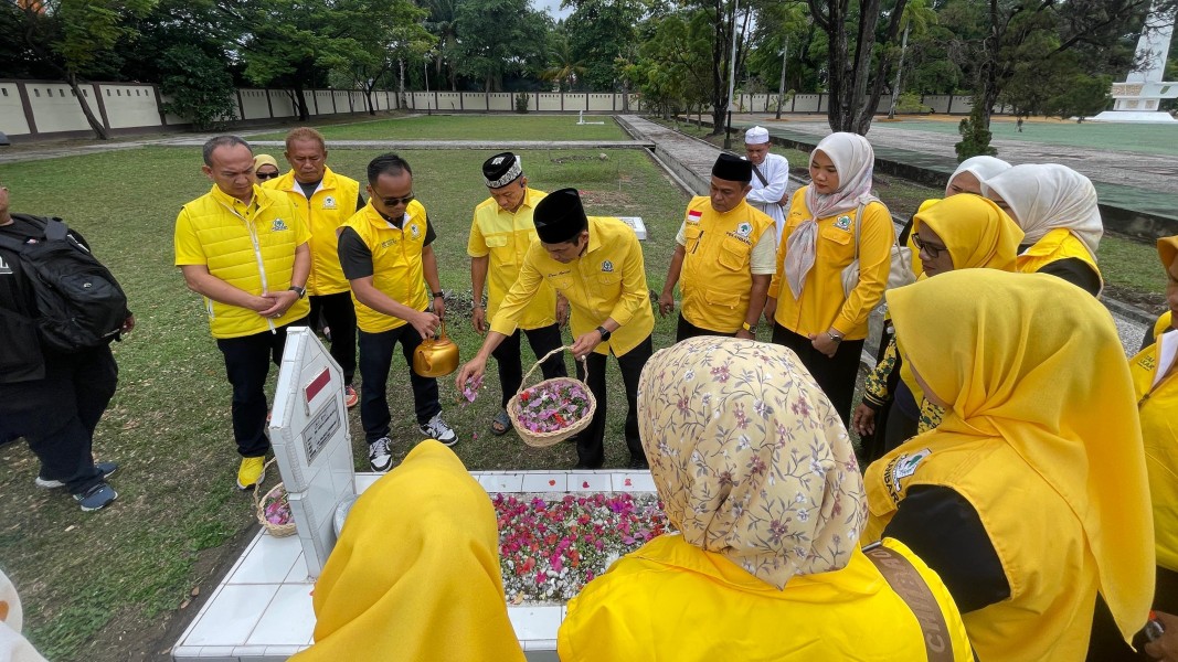 Golkar Pekanbaru Ziarah ke Tokoh Senior dan Bagikan Seribu Bibit Tanaman Sempena HUT ke-61
