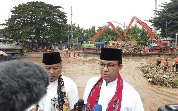 Anies Pilih Tinjau Daerah Banjir Daripada Rapat dengan DPR