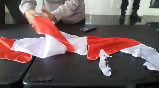 Benci NKRI, Guru Ponpes di Bogor Ini Bakar Umbul-Umbul Merah Putih, Begini Kronologisnya.