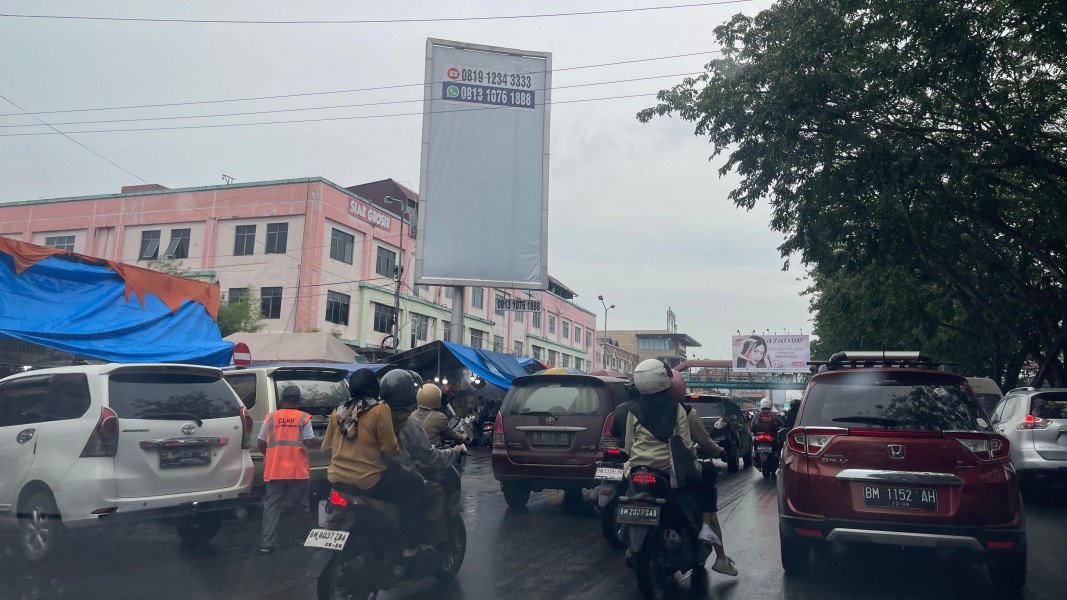 Pedagang Kue Lebaran Penuhi Jalan Sudirman, DPRD: ''Ini Harus Ditertibkan!''