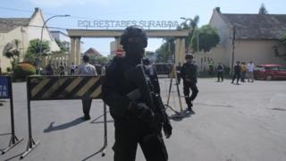 Polisi memburu 'ideolog utama' serangkaian serangan bom bunuh diri di Surabaya