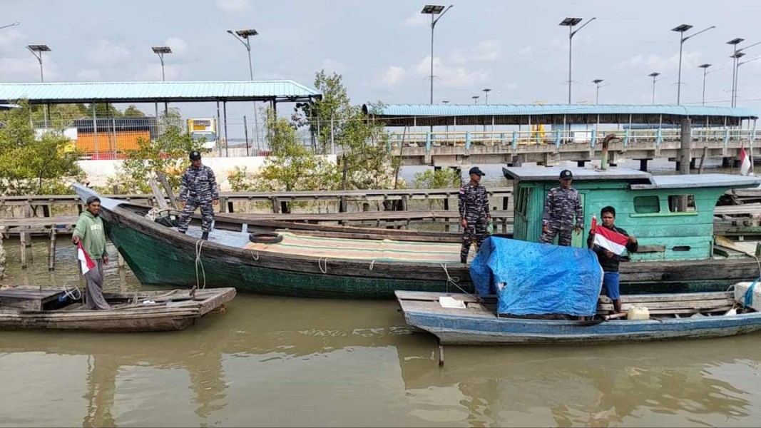 Posal Selatpanjang Bagikan Puluhan Bendera Merah Putih ke Nelayan Pesisir