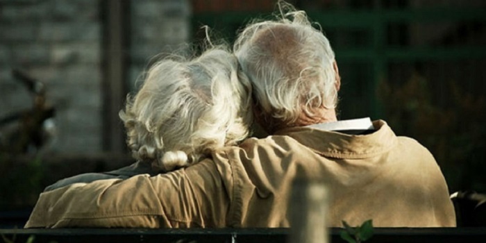 Seorang Nenek Kepergok Sedang Berduaan Dengan Seorang Pemuda