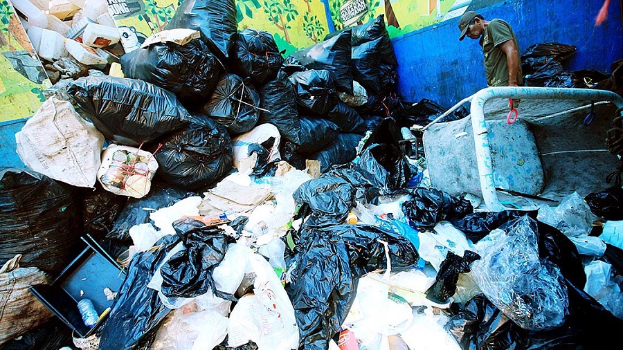 Ajak Masyarakat Kelola Sampah, Aturan Kantong Plastik Berbayar Segera Terbit