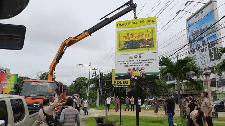 Tiang Reklame Ilegal di Pekanbaru Ditertibkan, Bapenda Gunakan Crane di Jalan Sudirman