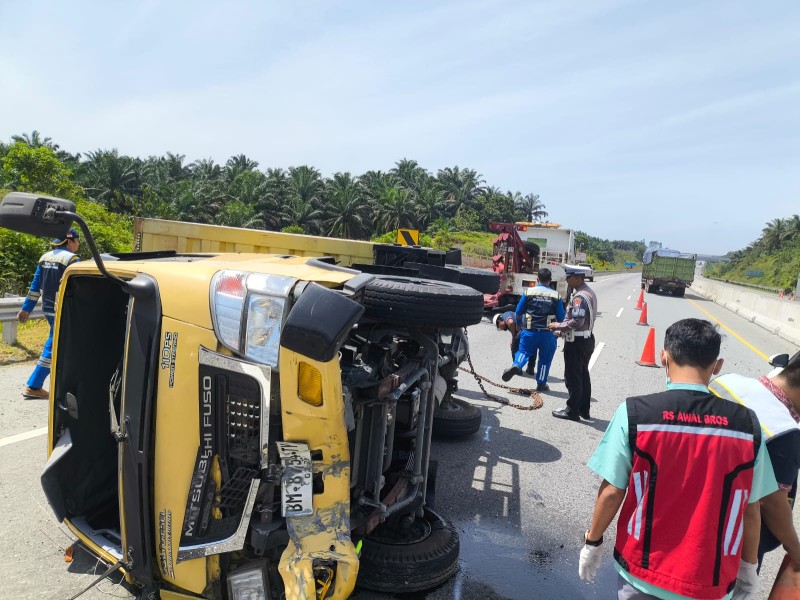 Sopir Mengantuk, Pajero Tabrak Truk di Tol Pekanbaru–Dumai KM 10+800