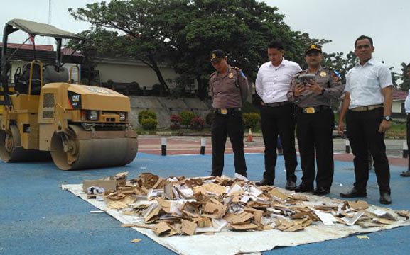 Polres Pelalawan Musnahkan 440 HP Ilegal