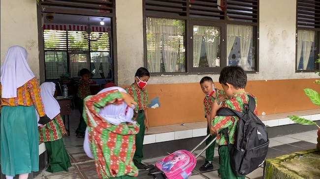 Bau Sampah Menyengat, Siswa SDN 8 Pekanbaru Terpaksa Belajar Pakai Masker