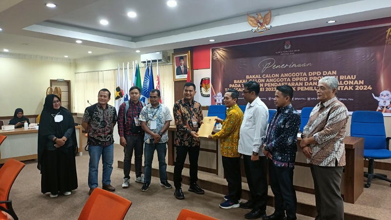 Ratusan Massa Hantar Arif Eka Saputra Daftar Calon DPD RI ke KPU Riau