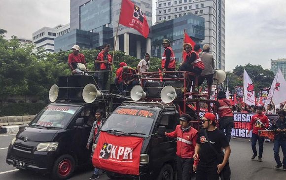 Ratusan Buruh Berunjuk Rasa di Istana, Soroti Pelanggaran HAM
