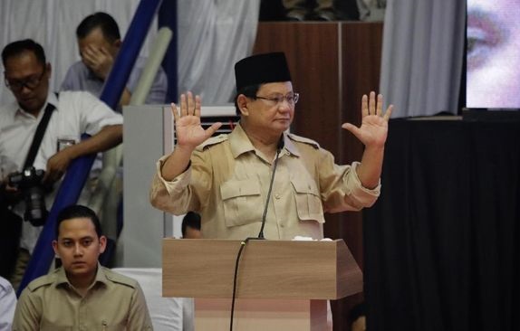 Prabowo Jenguk Ani Yudhoyono di Singapura