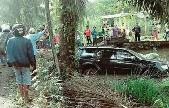 Reses ke Inhil, Mobil Ketua DPRD Riau Septina Kecelakaan Tunggal Masuk Parit