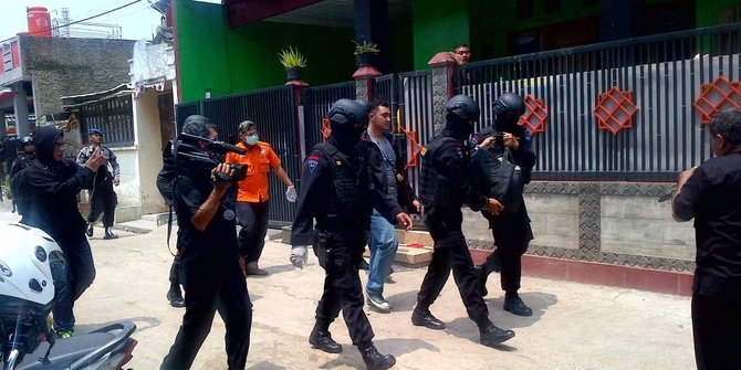 Tangkap Dua Terduga Teroris di Bekasi, Densus 88 Sita Spanduk dan Kotak