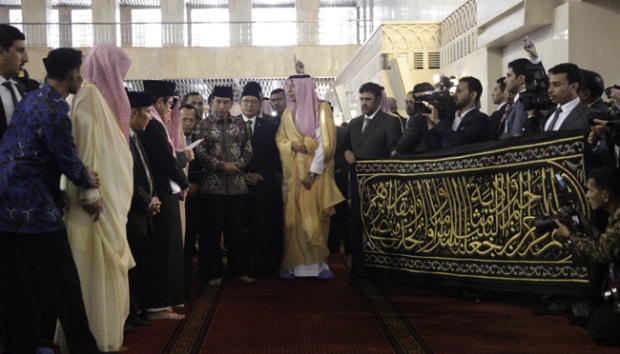 Raja Salman Berikan Kain Kiswah Untuk Mesjid Istiqlal