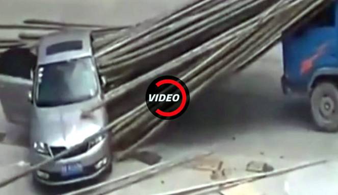 Tragis, Sedan Tertusuk Ratusan Bambu