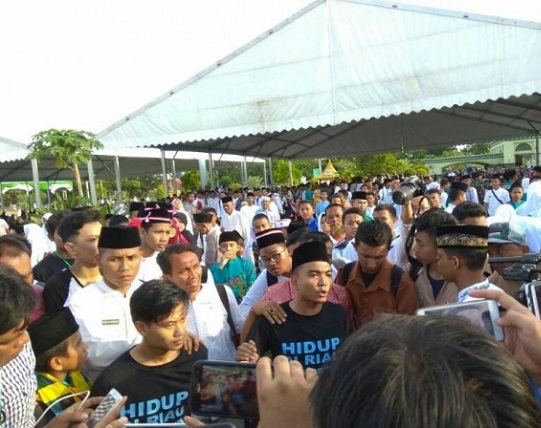 Bentang Spanduk Depan Jokowi, Dua Mahasiswa Dibawa Paspampres ke Dalam Mobil