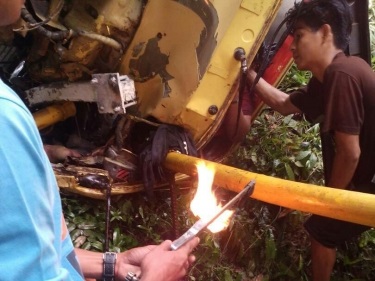 Mengilukan ! Truk Jungkir Balik ke Sungai, Besi Menancap di Paha Kernet Mobil