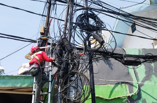 Agung Nugroho Tegas! Seluruh Provider Internet Wajib Tertibkan Kabel Fiber Optik Semrawut di Pekanbaru