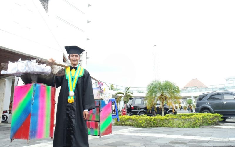 Lulus Kuliah Berkat Gorengan, Pria ini Membawa Dagangannya Saat di Wisuda