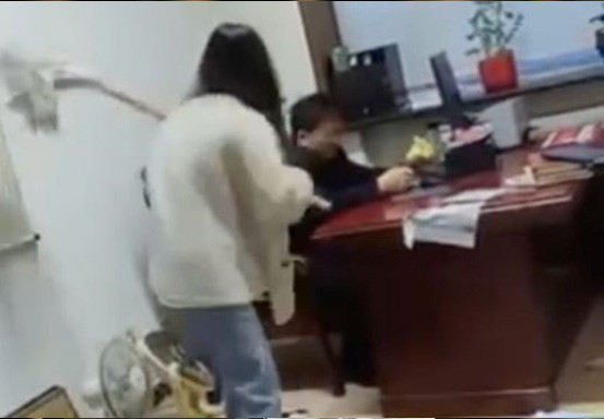 PNS Hajar Atasan Pakai Tongkat Pel karena Kirim Pesan Cabul