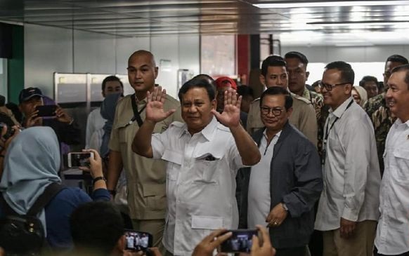 Dijadwalkan Bertemu Jokowi, Prabowo datang ke MRT Lebak Bulus