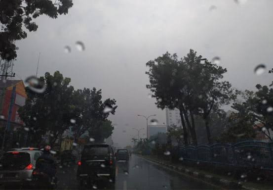 Waspada!!! Hujan Disertai Petir dan Angin Kencang akan Mengguyur Riau Pada Hari Ini