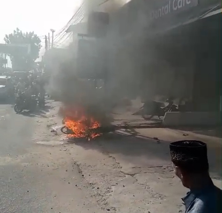 Jambret Viral di Pekanbaru, Pelaku Tabrak Pejalan Kaki hingga Tewas, Motor Dibakar Massa