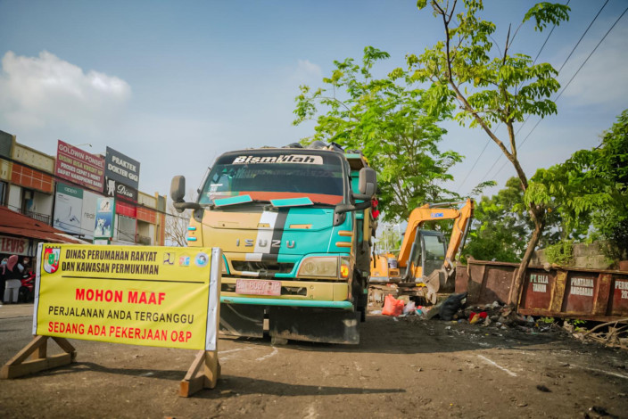 Wali Kota Pekanbaru Agung Nugroho Perintahkan ASN Gotong Royong Angkut Sampah