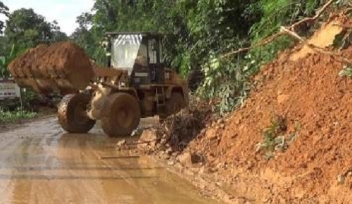 Jalur Sumbar-Riau Masih Dialihkan ke Kiliranjao, Petugas Fokus Bersihkan Material Longsor