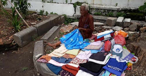 Tak Mau Mengemis, Mbah Salami Setia Jualan Baju Bekas Meski Jarang Laku