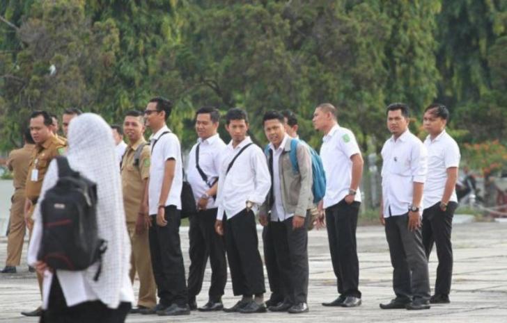 Honorer di Riau Wajib Pakai Seragam Seperti Baju Jokowi