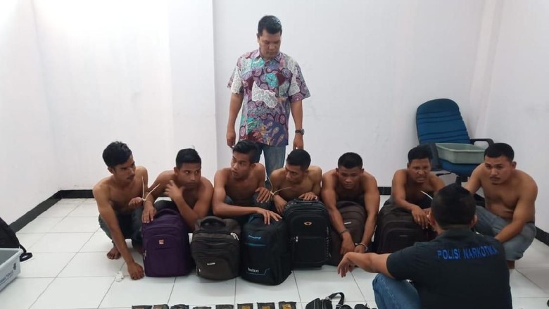 8 Pemuda Tertangkap Bawa Sabu di Bandara SSK II Pekanbaru