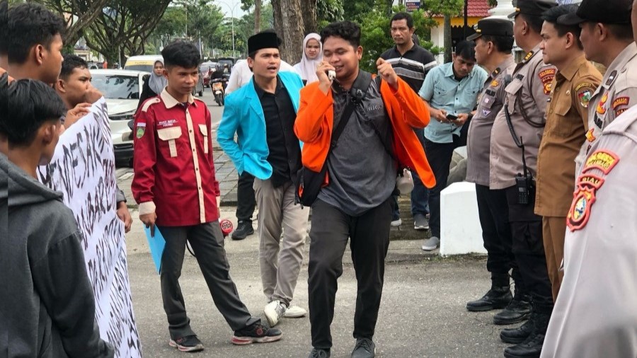 Mahasiswa Geruduk DPRD Pekanbaru Tuntut Revisi Perda Parkir, Ada Apa?