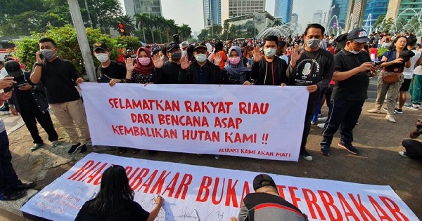 Prihatin Kabut Asap di Riau, Massa Pakai Masker di CFD Jakarta