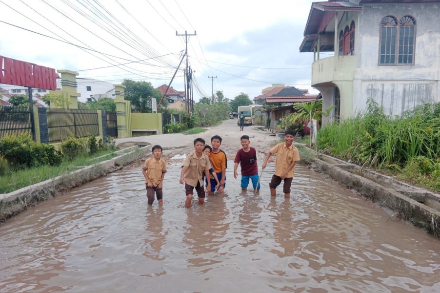 Jalan Teladan Pekanbaru Rusak Parah, Warga dan Pelajar Minta Perhatian Wali Kota