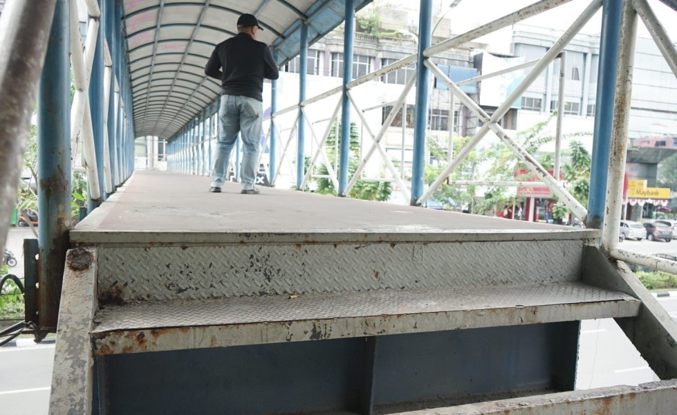 JPO dan Halte Trans Metro Pekanbaru di Jalan Sudirman Rusak Parah, Warga Resah