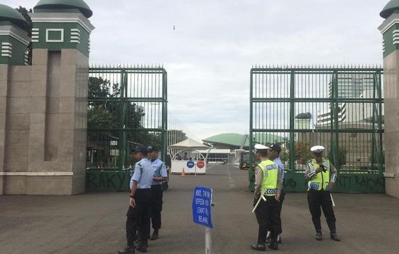 Antisipasi Demo, Jalan Depan DPR Arah ke Slipi Ditutup