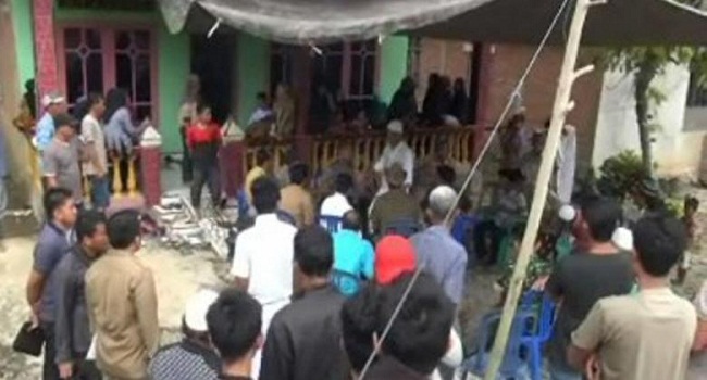 Saat Berjudi Digerebek Polisi, Pria Ini panik dan Melompat ke Sungai