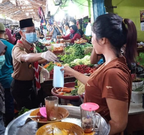 Cegah Penularan Covid-19, Kwarcab Pekanbaru Bagikan 700 Masker di Pasar Dup
