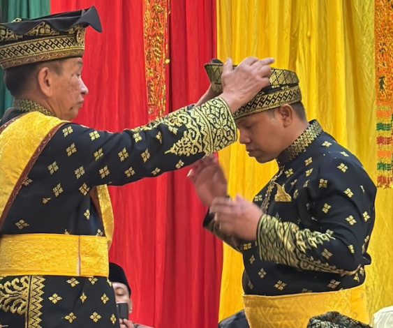 LAM Riau Tabalkan Gelar Datuk Seri Setia Amanah kepada Gubernur Abdul Wahid