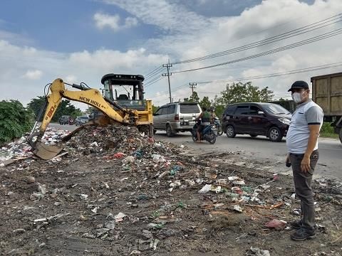 Akibat Sampah Menumpuk di Siak II, Alat Berrat Diturunkan