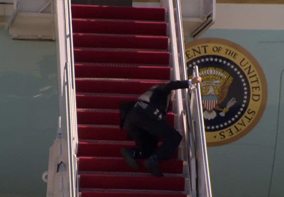 Biden Terpeleset 3 Kali di Tangga Air Force One, Gedung Putih: Kondisinya Baik