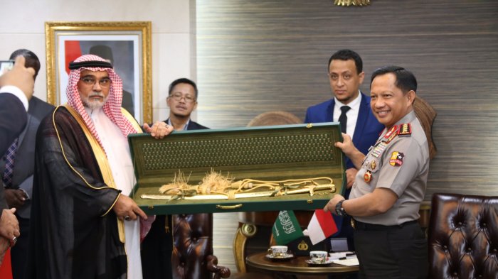 Cinderamata dari Raja Salman Senilai Rp.5 Miliar di Serahkan ke KPK
